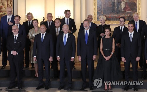 President Yoon Suk-yeol (2nd row, 3rd from L) takes part in a group photo with other world leaders during a gala dinner held at the Royal Palace of Madrid in the Spanish capital on June 28, 2022. (Yonhap)