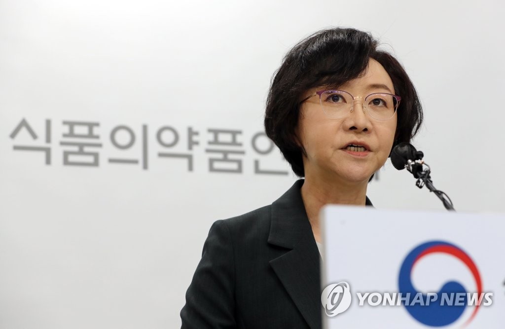 Food and Drug Safety Minister Oh Yu-kyoung holds a briefing announcing the government's approval of SKYCovione, the country's first homegrown COVID-19 vaccine developed by SK Bioscience Co., on June 29, 2022, at the ministry's office complex in the country's central city of Cheongju. (Yonhap)