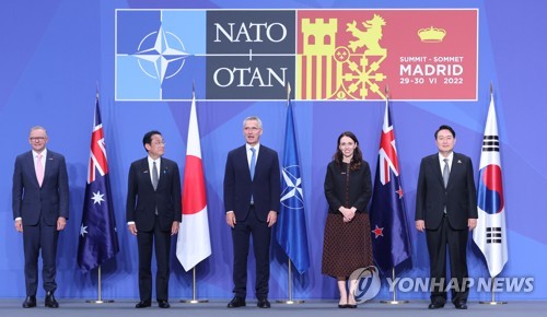 ＮＡＴＯのＨＰに掲載されている写真。右から尹大統領、ニュージーランドのアーダーン首相、ＮＡＴＯのストルテンベルグ事務総長、日本の岸田文雄首相、オーストラリアのアルバニージー首相＝２９日、マドリード（聯合ニュース）
