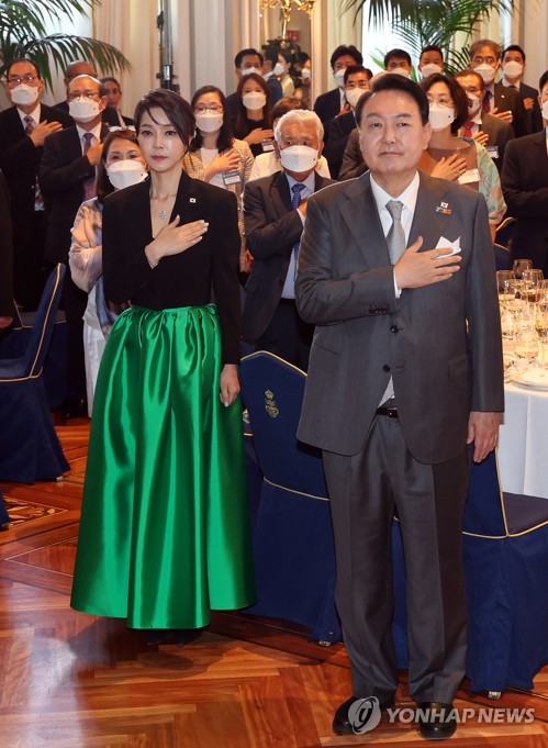 الرئيس يون يلتقي أفراد الجالة الكورية في إسبانيا