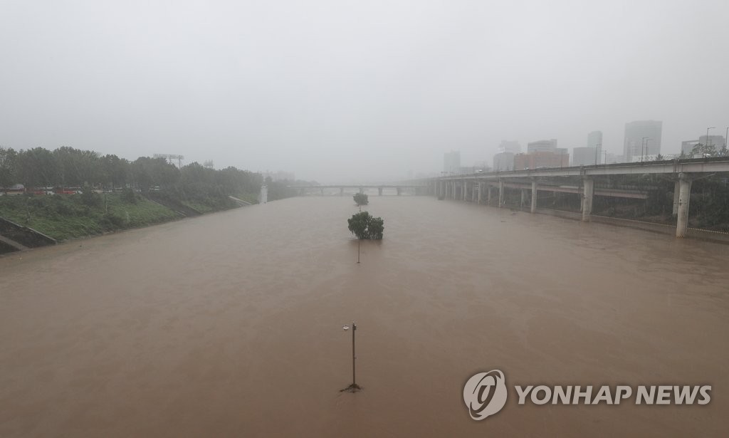 増水したソウル・炭川＝３０日、ソウル（聯合ニュース）