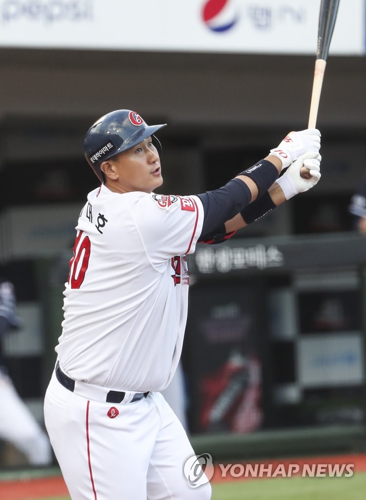 Lee Dae-ho of the Lotte Giants hits an RBI double against the Doosan Bears during the bottom of the first inning of a Korea Baseball Organization regular season game at Sajik Stadium in Busan, 325 kilometers southeast of Seoul, on June 30, 2022. (Yonhap)