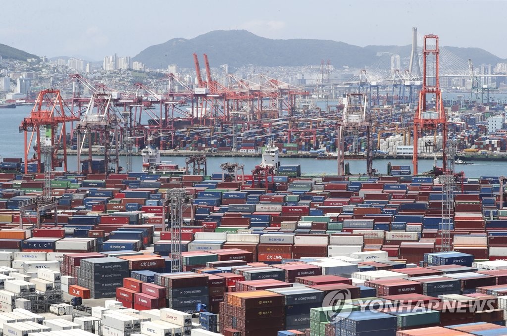 La foto de archivo, tomada el 1 de julio de 2022, muestra contenedores apilados en un puerto en la ciudad sudoriental surcoreana de Busan.