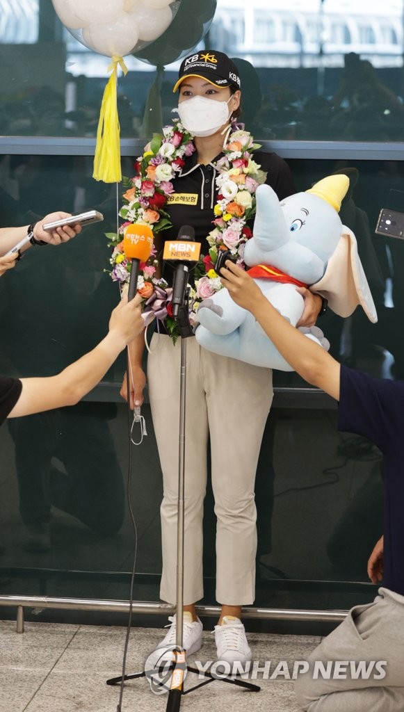 취재진 질문에 답하는 전인지