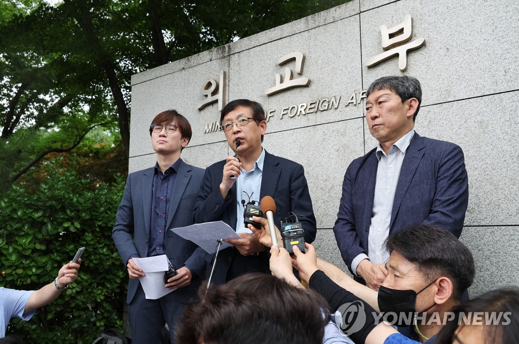 Les représentants légaux des victimes coréennes du travail forcé s'adressent aux journalistes devant le bâtiment principal du ministère des Affaires étrangères à Séoul le 4 juillet 2022, avant la première réunion d'un groupe consultatif composé de responsables gouvernementaux, d'experts et d'autres parties prenantes.