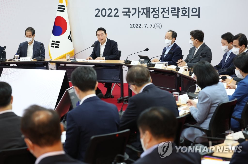 尹, 첫 재정전략회의…'초격차' 권오현·'SM' 이수만까지 불렀다