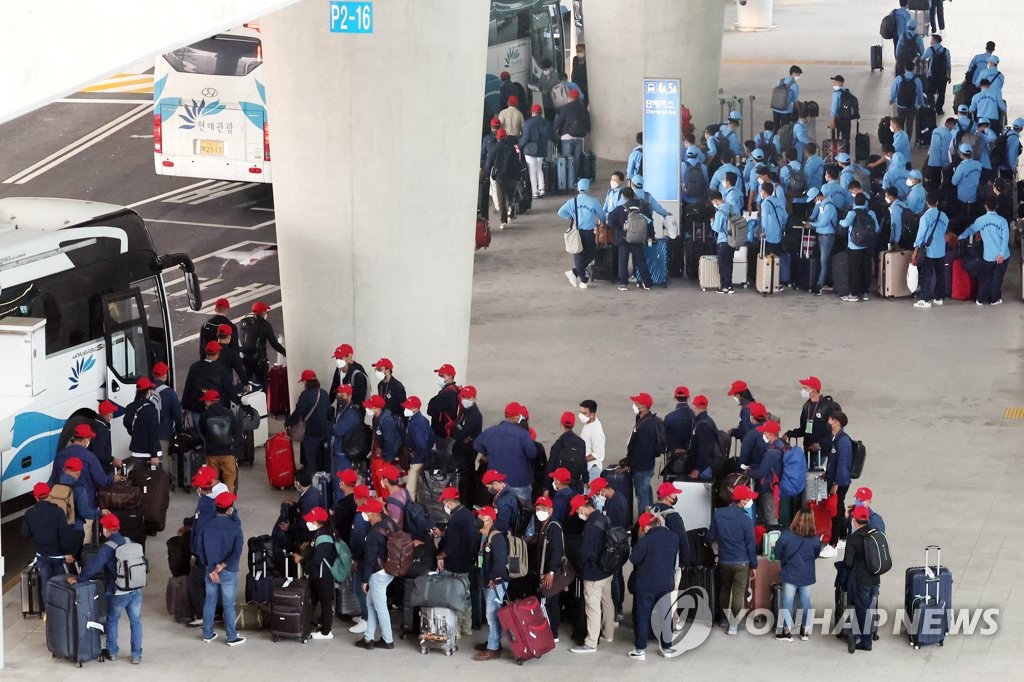 버스 기다리는 외국인 근로자들