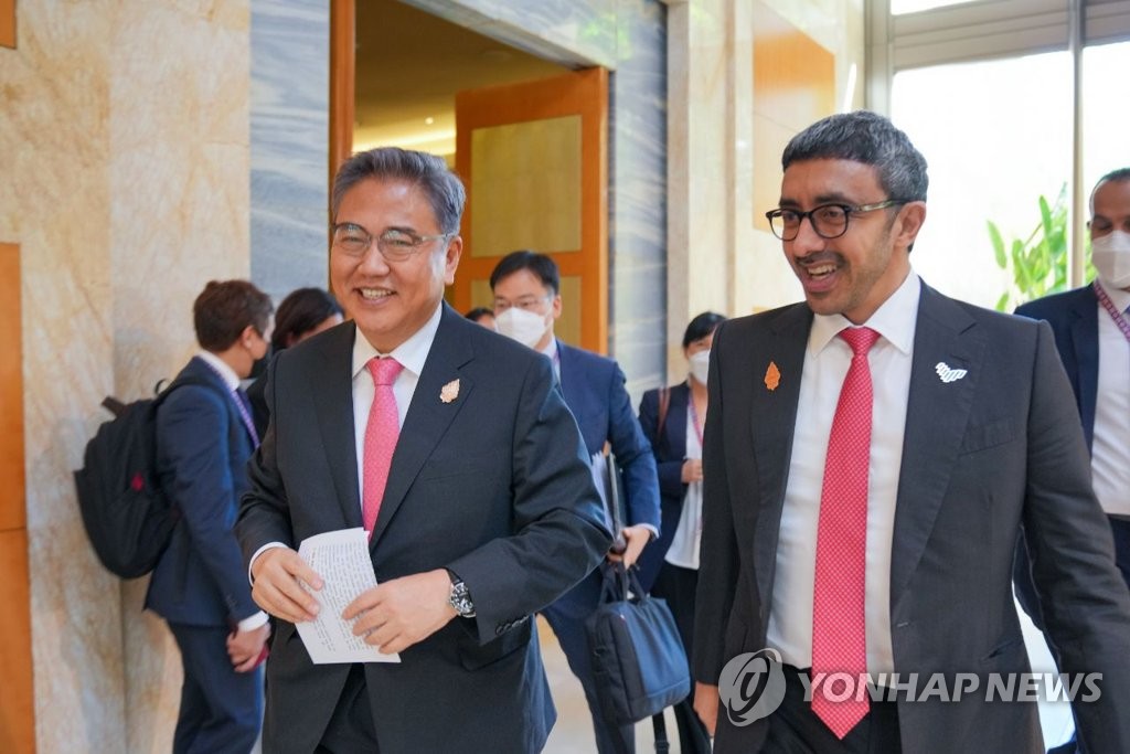 South Korean Foreign Minister Park Jin (L) and Sheikh Abdullah bin Zayed Al Nahyan, UAE Minister of Foreign Affairs and International Cooperation, meet in Bali, Indonesia, on July 8, 2022, on the margins of the G-20 meeting, in this photo provided by Park's office. (PHOTO NOT FOR SALE) (Yonhap)