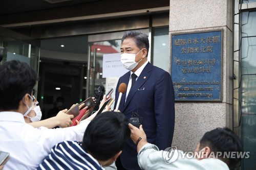 弔問を終え、報道陣の質問に答える朴氏（共同取材）＝１１日、ソウル（聯合ニュース）