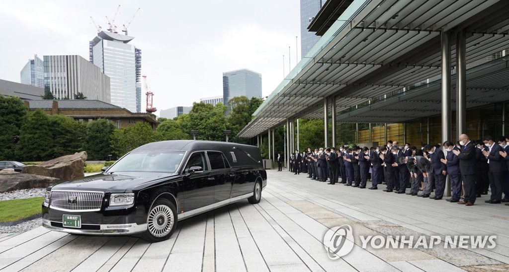 아베 전 총리 장례식…총리관저에 들른 운구차