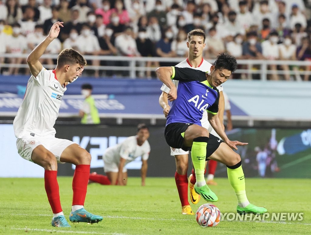 Son Heung-min (C) of Tottenham Hotspur dribbles the ball against Sevilla FC during the clubs' preseason match at Suwon World Cup Stadium in Suwon, Gyeonggi Province, on July 16, 2022. (Yonhap)