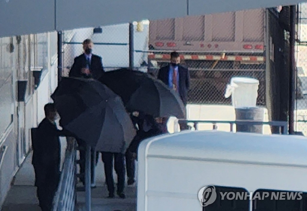 This photo, taken on July 19, 2022, shows staff members holding umbrellas to apparently hide the arrival of South Korea's National Intelligence Service Director Kim Kyou-hyun at Dulles International Airport on the outskirts of Washington, D.C. (Yonhap)