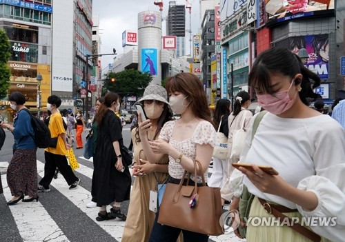 일본 2주 연속 확진자 세계 최다…병원 입원제한·철도 감축운행