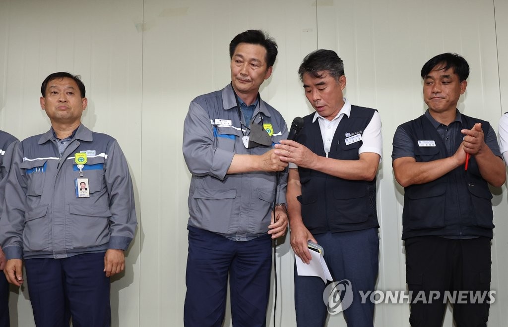 마이크 넘겨주는 권수오 대표
