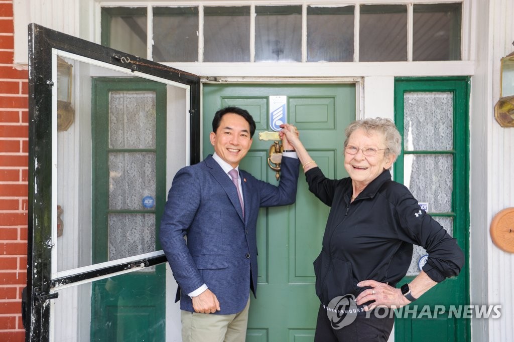 박민식 처장, 고 웨버 대령 유가족에 '한국전참전용사의 집' 명패 전달