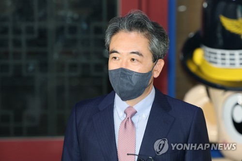 취재진 질문에 답변하는 윤희근 경찰청장 후보자