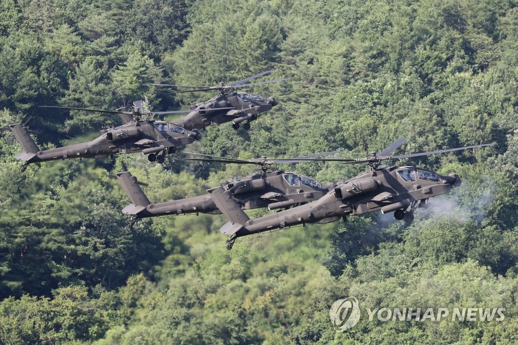 En la imagen se muestra, el 25 de julio de 2022, los helicópteros de ataque Apache del Ejército surcoreano disparando con ametralladoras durante sus maniobras de vuelo en Yangpyeong, a 45 kilómetros al este de Seúl. (Prohibida su reventa y archivo)