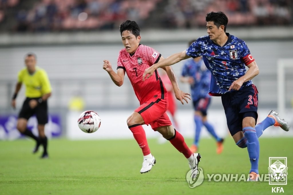 Na Sang-ho of South Korea (L) plays against Japan during the teams' last match at the East Asian Football Federation E-1 Football Championship at Toyota Stadium in Toyota, Japan, on July 27, 2022, in this photo provided by the Korea Football Association. (PHOTO NOT FOR SALE) (Yonhap)