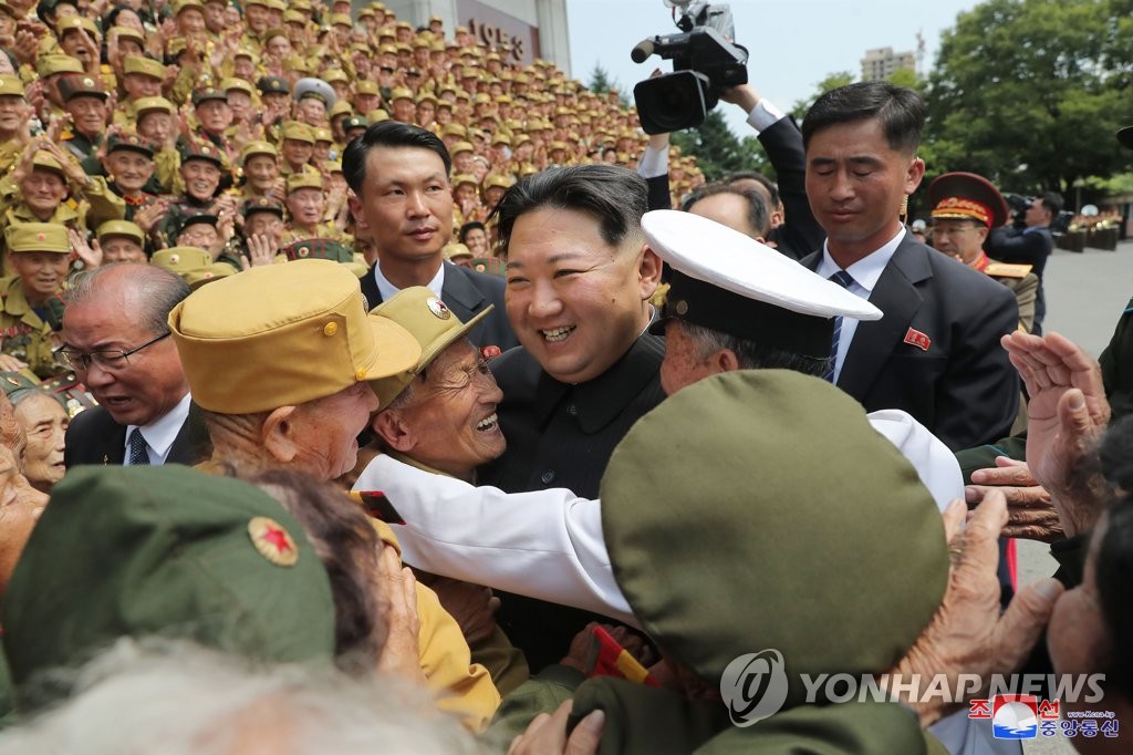 Avec des vétérans nord-coréens