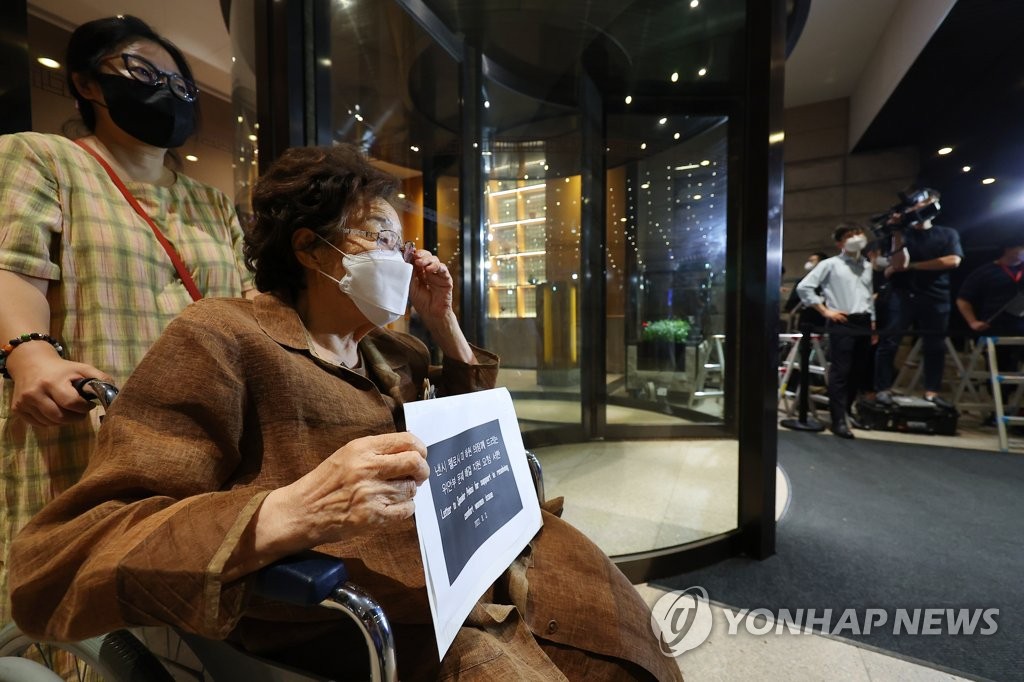 Lee Yong-soo, a 93-year-old victim of Japan's wartime military sexual slavery, waits for U.S. House Speaker Nancy Pelosi outside a Seoul hotel on Aug. 3, 2022. (Yonhap)