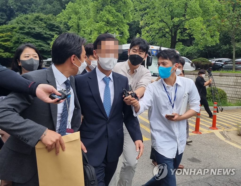 An Air Force civilian employee appears before the Seoul Central District Court on Aug. 5, 2022, for a pretrial detention hearing over his alleged role related to the death of a servicewoman who suffered sexual abuse. (Yonhap) 