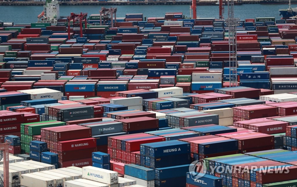Des conteneurs d'exportations et d'importations sont empilés sur un quai de Busan, la plus grande ville portuaire de Corée du Sud, le 1er juillet 2022. (Photo d'archives Yonhap)