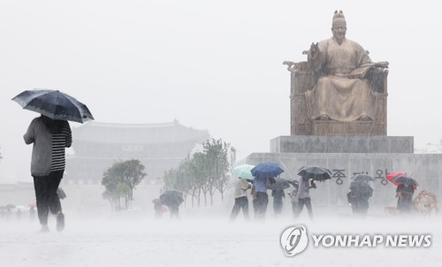 8일 우산을 쓴 시민들이 서울 광화문광장을 지나고 있다. [연합뉴스 자료사진]