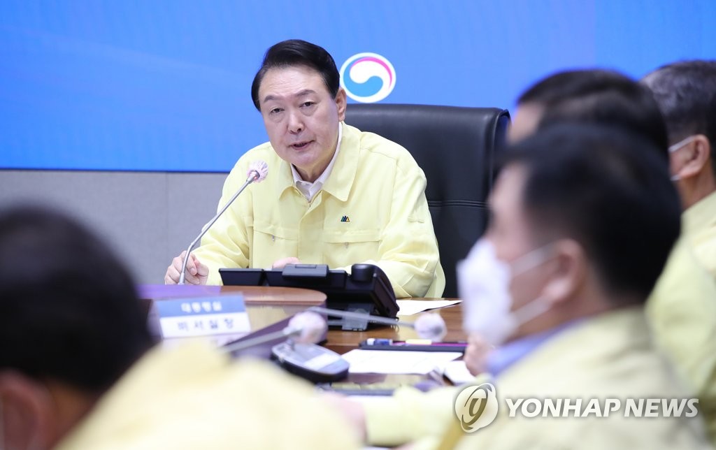 Le président Yoon Suk-yeol dirige la réunion d'urgence contre les pluies torrentielles tombées dans la région de Séoul, le mardi 9 août 2022, tenue au complexe du gouvernement à Séoul. 