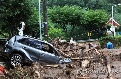 京畿道広州市内の土砂崩れの現場＝９日、広州（聯合ニュース）