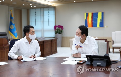 President Yoon receives policy briefing from veterans ministry