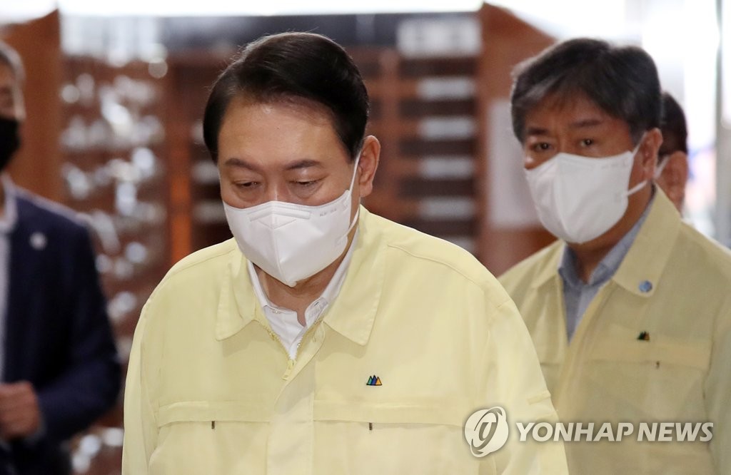 対策会議に出席する尹大統領（大統領室通信写真記者団）＝１０日、ソウル（聯合ニュース）