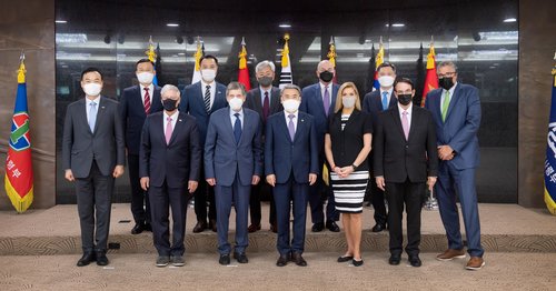 El ministro de Defensa, Lee Jong-sup (centro, primera fila), y una delegación estadounidense de visita en el país, formada por expertos y una congresista, posan para una foto, el 10 de agosto de 2022, en el Ministerio de Defensa, en Seúl. (Foto proporcionada por la oficina de Lee. Prohibida su reventa y archivo)