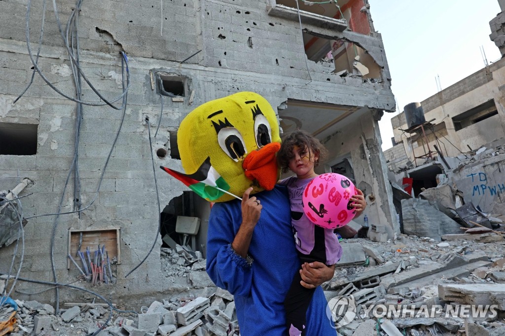 ′아이들이 웃음 되찾도록′…가자지구 폐허 속 등장한 광대들