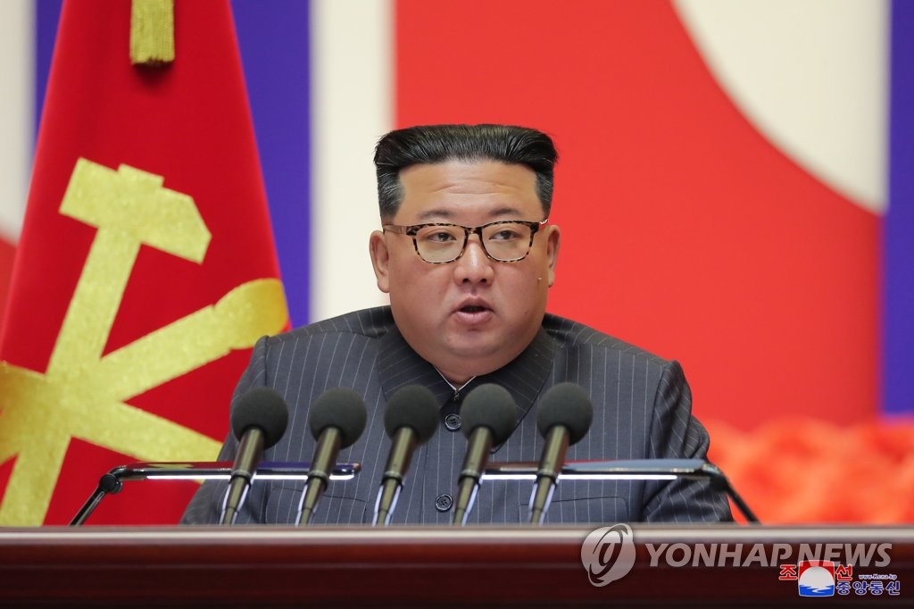 La foto, proporcionada, el 11 de agosto de 2022, por la KCNA, muestra al presidente del Comité de Asuntos de Estado de Corea del Norte, Kim Jong-un, hablando durante una reunión nacional sobre las medidas antipandemia del país, el día anterior, en Pyongyang. (Uso exclusivo dentro de Corea del Sur. Prohibida su distribución parcial o total)