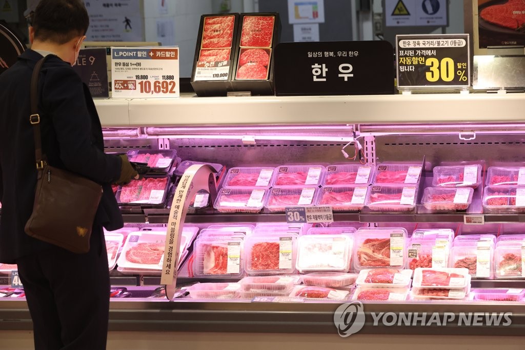 A man looks at beef at a discount store in Seoul amid high inflation on Aug. 11, 2022. (Yonhap) 