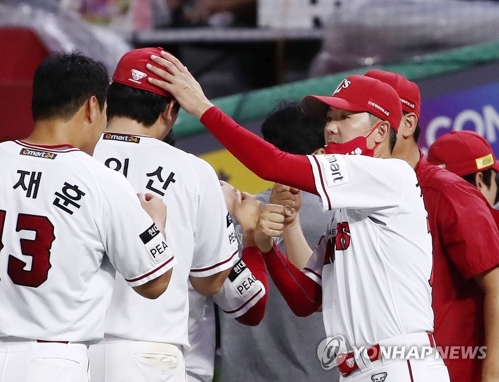 SSG Landers manager Kim Won-hyong (R) congratulates his players after their 4-2 win over the KT Wiz in a Korea Baseball Organization regular season game at Incheon SSG Landers Field in Incheon, 30 kilometers west of Seoul, on Aug. 11, 2022. (Yonhap)