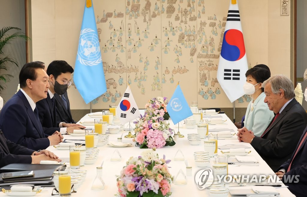 Le président Yoon Suk-yeol converse avec le secrétaire général de l'Organisation des Nations unies (ONU), António Guterres, lors d'un déjeuner officiel au bureau présidentiel à Séoul, le vendredi 12 août 2022.