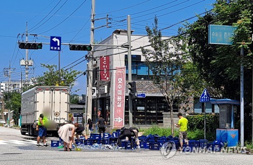 춘천에서 또 맥주 와르르…도로 함께 치우는 시민들