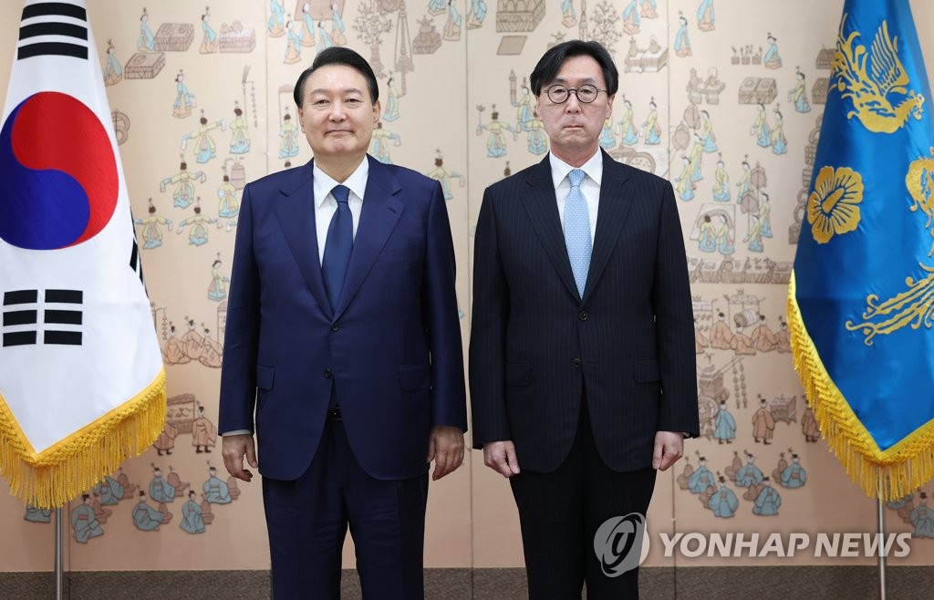 This file photo shows President Yoon Suk Yeol (L) posing with Ambassador to Russia Chang Ho-jin after presenting him with credentials at the presidential office in Seoul on Aug. 12, 2022. (Yonhap)