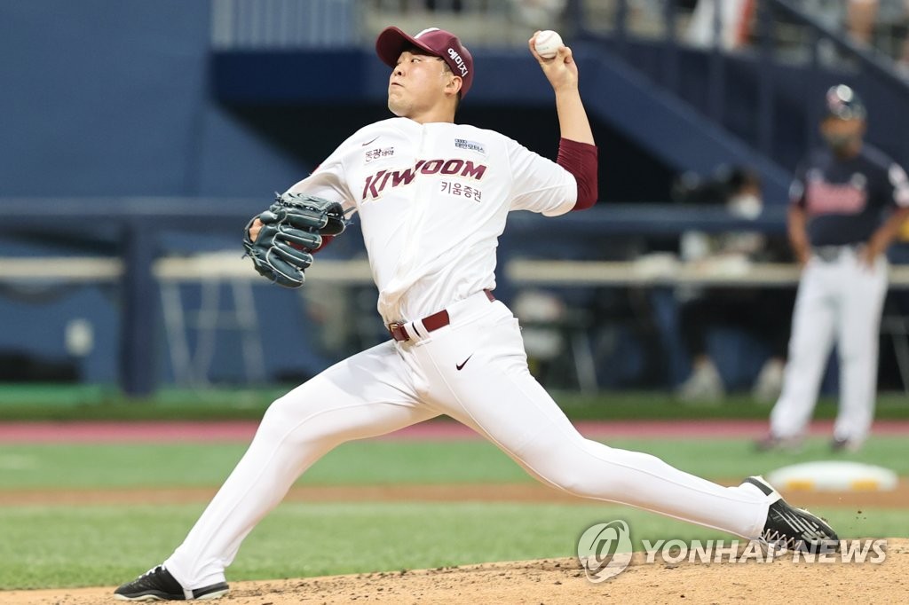 Lee Seung-ho of the Kiwoom Heroes pitches against the Lotte Giants during the top of the seventh inning of a Korea Baseball Organization regular season game at Gocheok Sky Dome in Seoul on Aug. 12, 2022. (Yonhap)