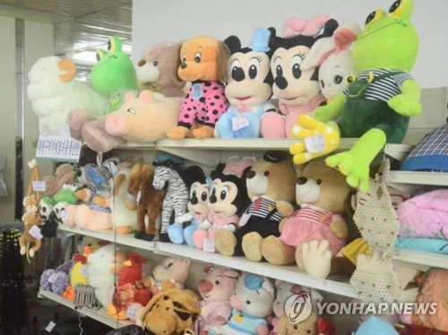 北朝鮮の展示会にミッキーマウス？