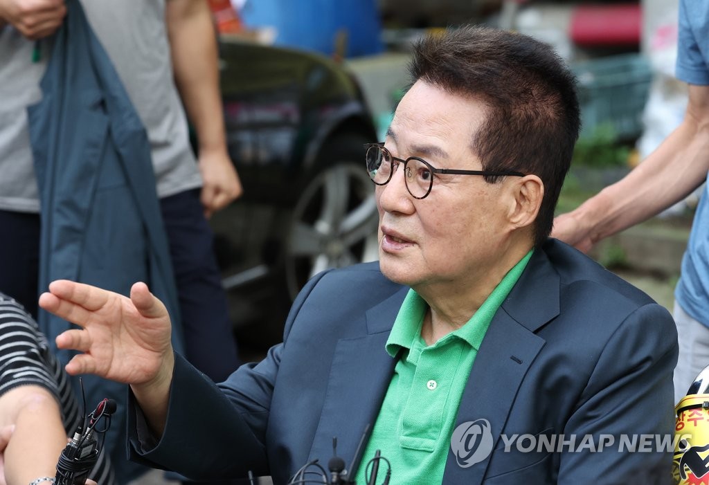 취재진 앞에 선 박지원 전 국정원장