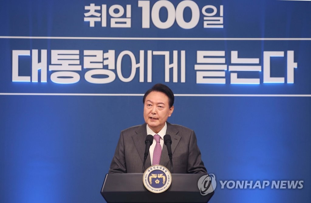 Le président Yoon Suk-yeol lors d'une conférence de presse, le mercredi 17 août 2022, au bureau présidentiel de Yongsan à Séoul. 