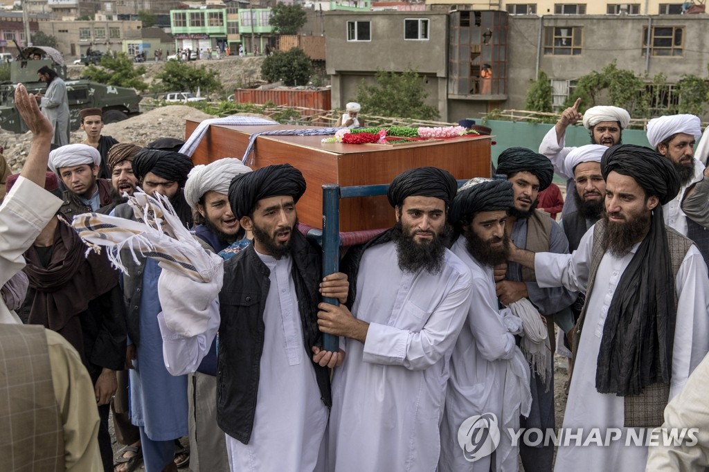 테러 희생자 장례식서 관 옮기는 아프가니스탄 시민들