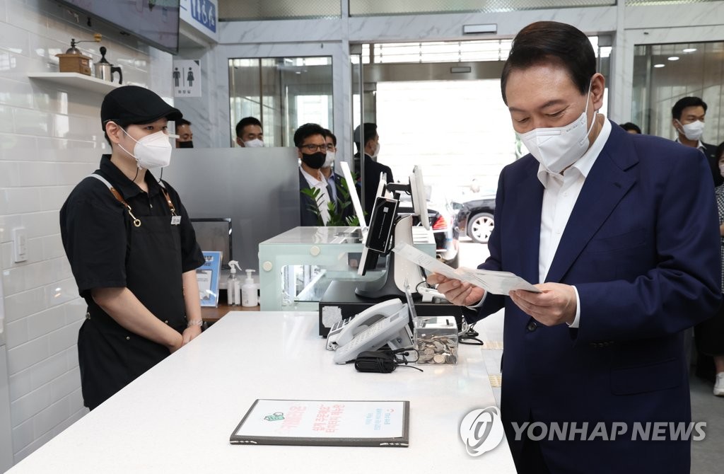 충현복지관 발달장애인 예술작가가 그린 엽서 보는 윤석열 대통령
