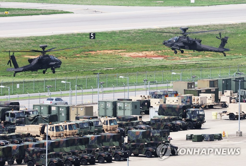 Des hélicoptères militaires survolent le Camp Humphreys, une base militaire américaine à Pyeongtaek, à 65 km au sud de Séoul le 22 août 2022. Photo illustrative, sans lien avec l'article.