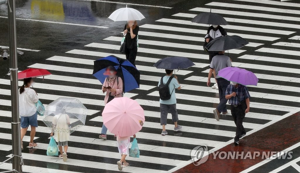  우산 쓴 시민들