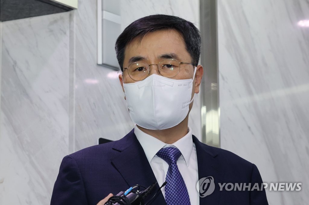 Air Force Brig. Gen. Jeon Ik-soo appears before the office of independent counsel Ahn Mi-young in Seoul on Aug. 24, 2022, to face questioning over the military's handling of the suicide death of MSgt. Lee Ye-ram in May 2021. (Yonhap)