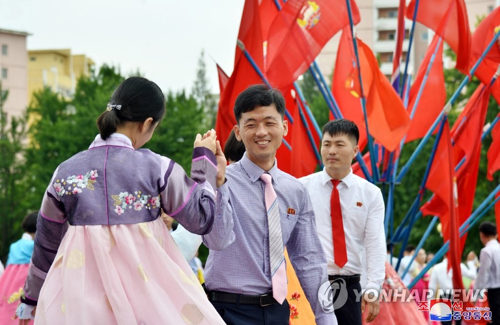 북한, 선군절 62주년 경축 청년학생들 무도회