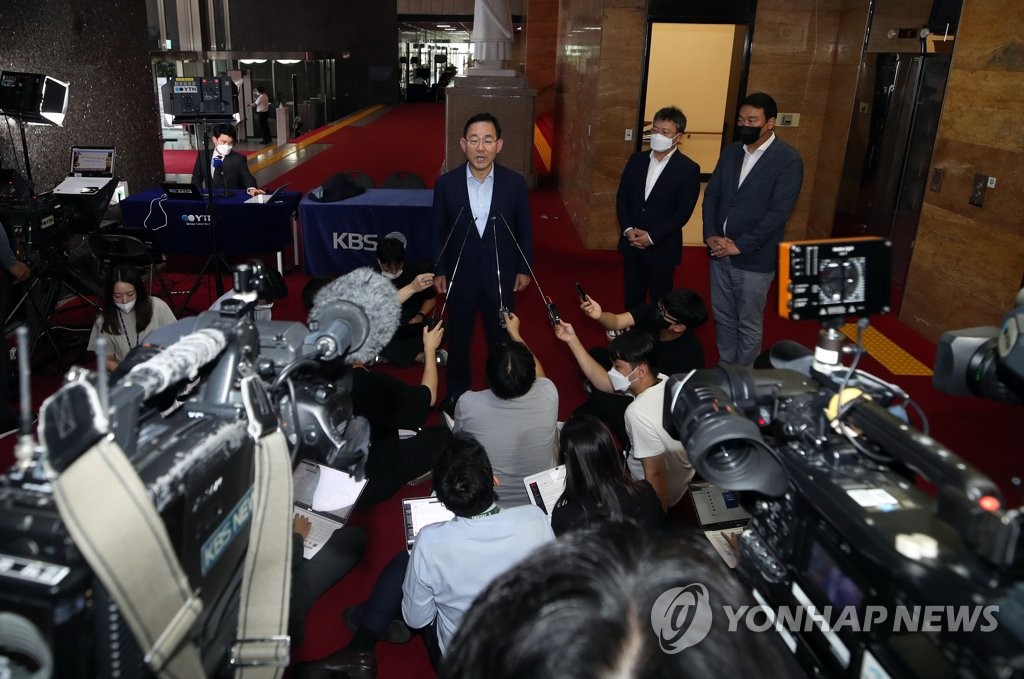 취재진 질문에 답하는 주호영 비상대책위원장
